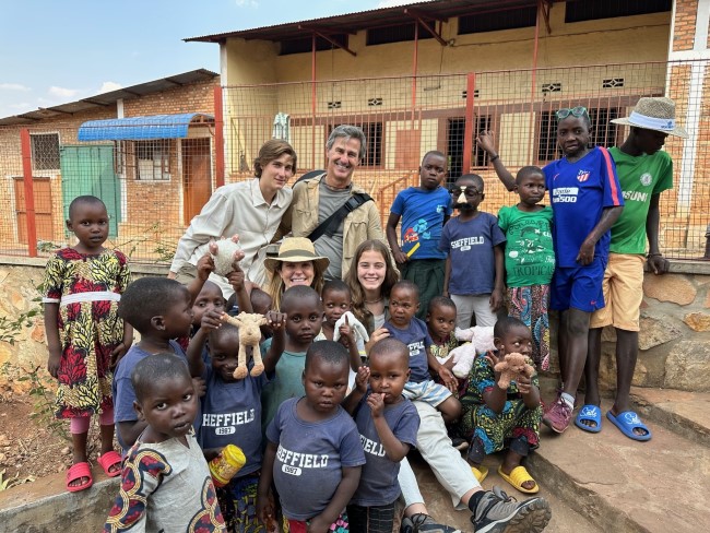 El Dr. Ricardo Ruiz con su familia, en su viaje a Burundi