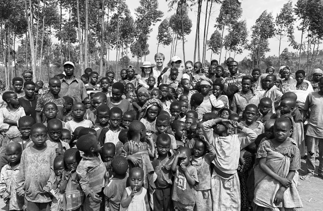 El Dr. Ricardo Ruiz con su familia, rodeados de burundeses, en su mayoría niños